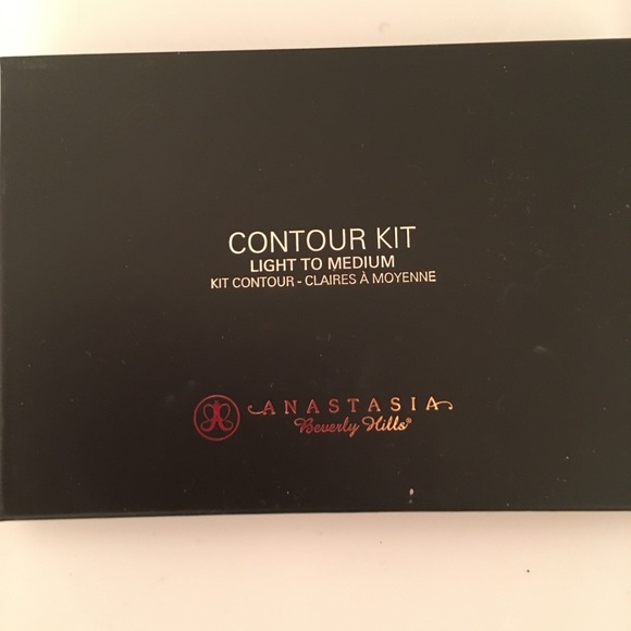 Anastasia Beverly Hills Other - Anastasia Beverly Hills Contour Kit light to med